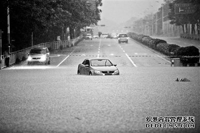 一場2008年以來的最強暴雨,把深圳市的道路徹底“拍暈”了,交通出現了“休克”。路上,多見1米多深積水、被淹的車輛、受困的司機和異常繁忙的交警。