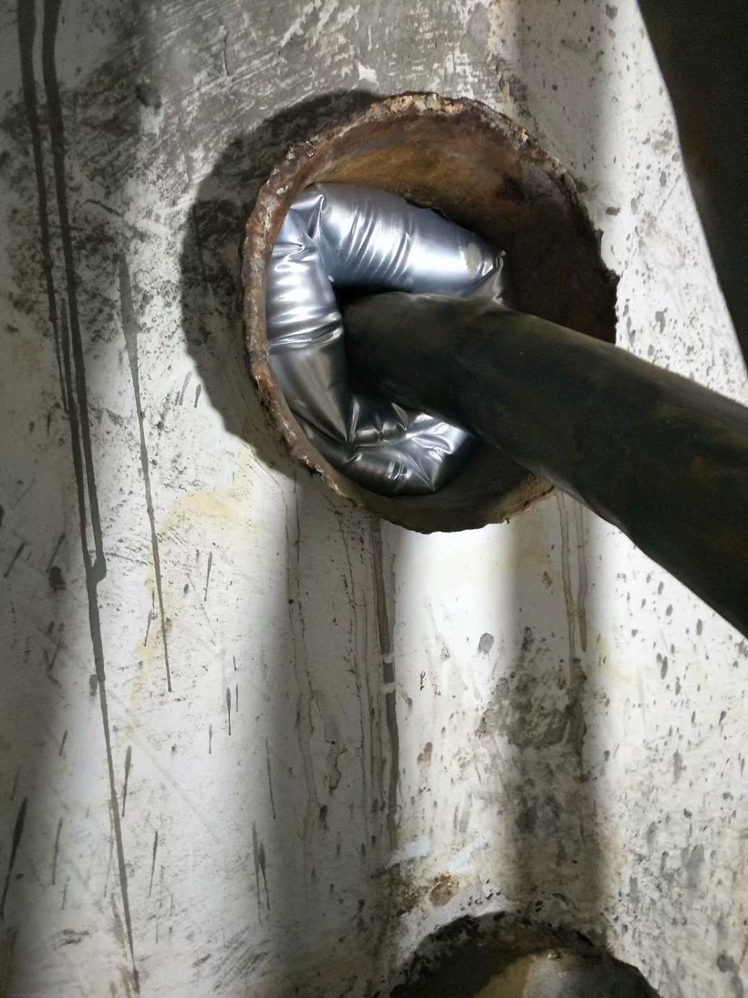 地下室穿線管漏水